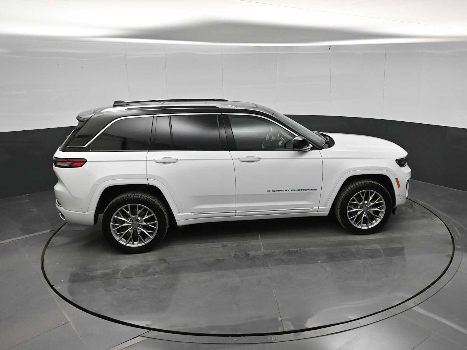 Used 2022 Jeep Grand Cherokee Summit w/ Advanced Protech Group IV AWD/4WD image 31
