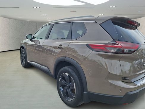 Used 2025 Nissan Rogue SV w/ SV Premium Package image 3