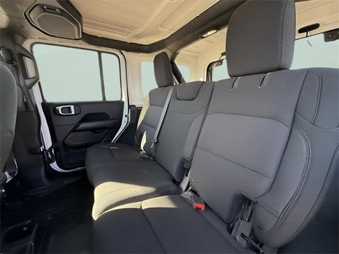 Used 2018 Jeep Wrangler Unlimited Sahara image 24