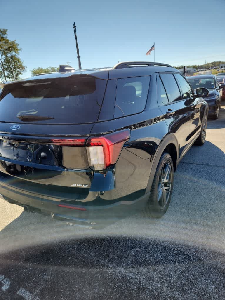 Used 2025 Ford Explorer ST-Line w/ ST-Line Street Pack AWD/4WD image 17