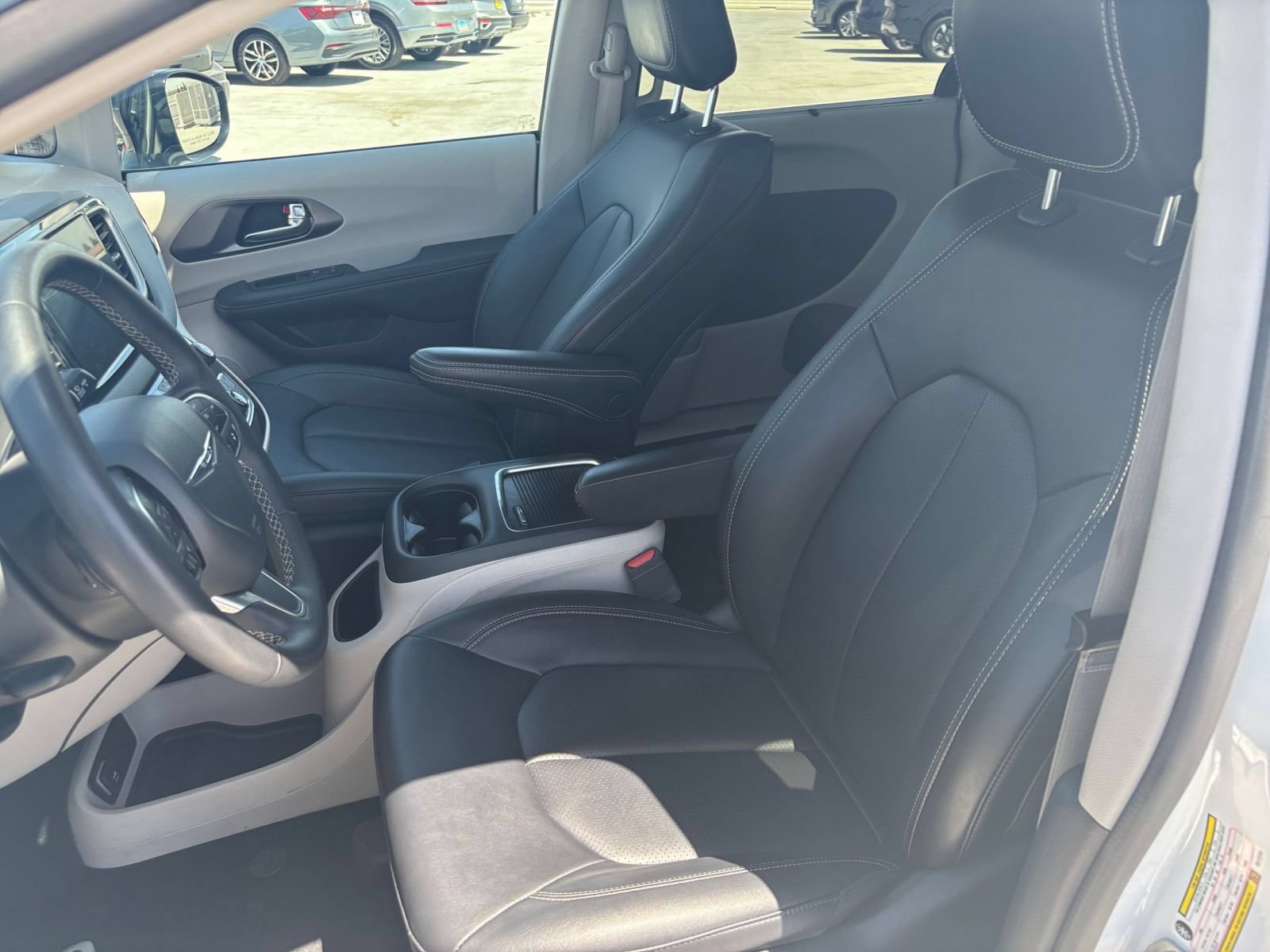 Used 2024 Chrysler Pacifica Touring-L FWD image 37