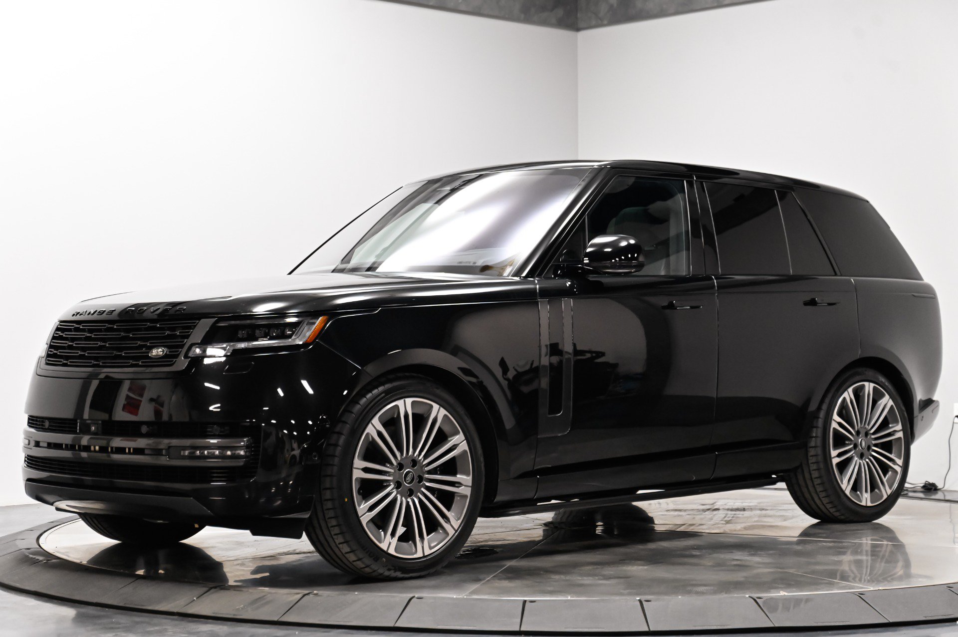 Used 2023 Land Rover Range Rover SE AWD/4WD image 2