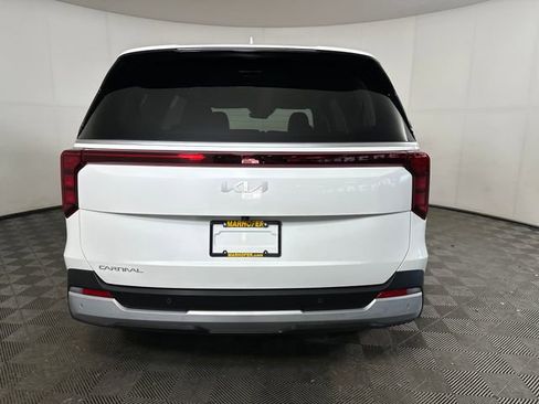 Used 2025 Kia Carnival image 4