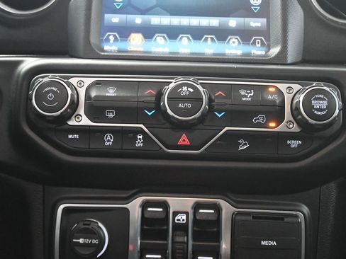 Used 2020 Jeep Wrangler Unlimited Sahara image 28