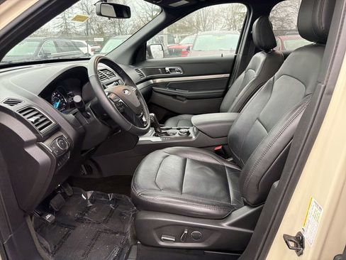 Used 2018 Ford Explorer XLT w/ Equipment Group 202A image 11