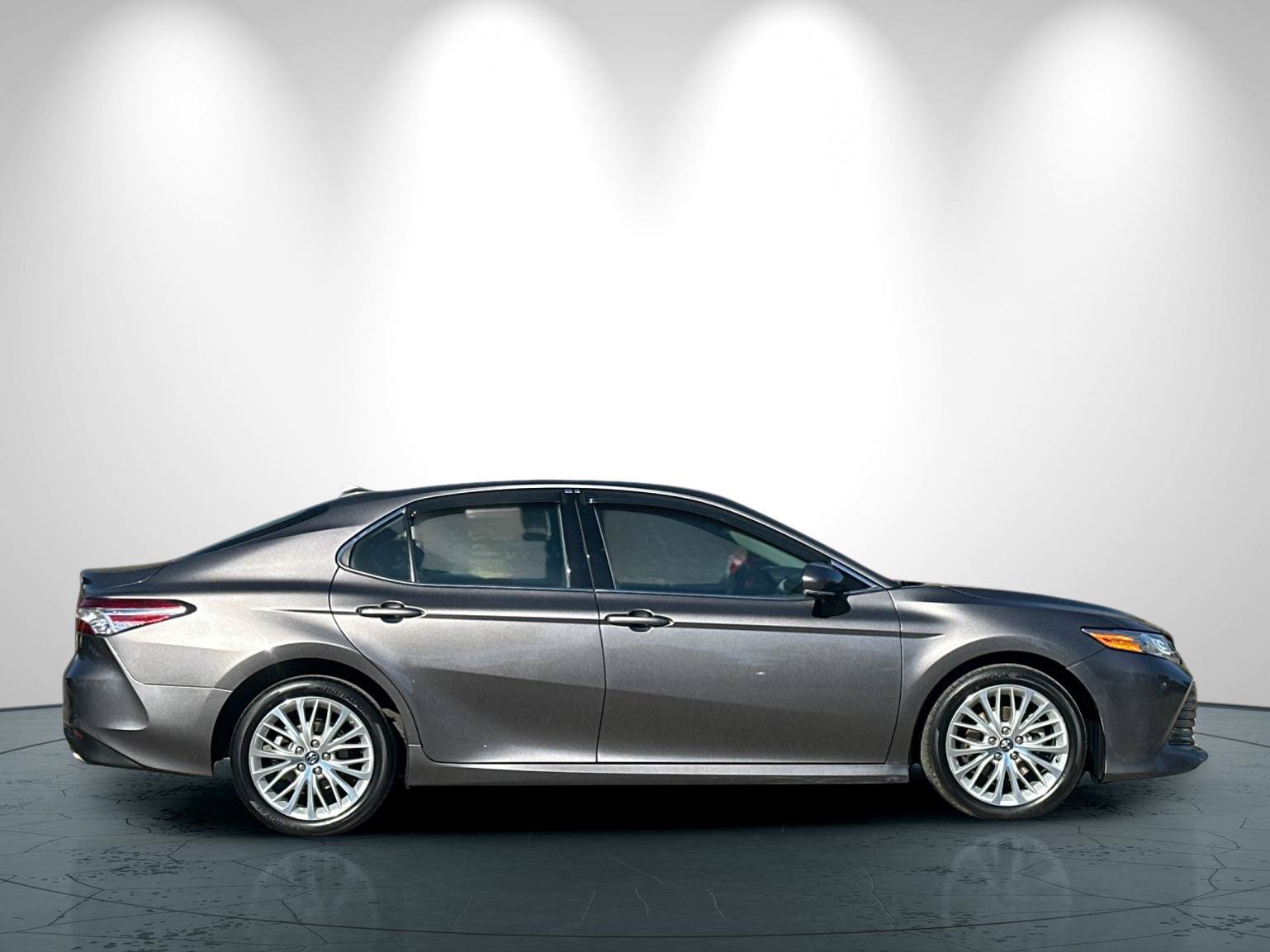 Used 2019 Toyota Camry XLE w/ 4 Season Floor Mat Package FWD image 3