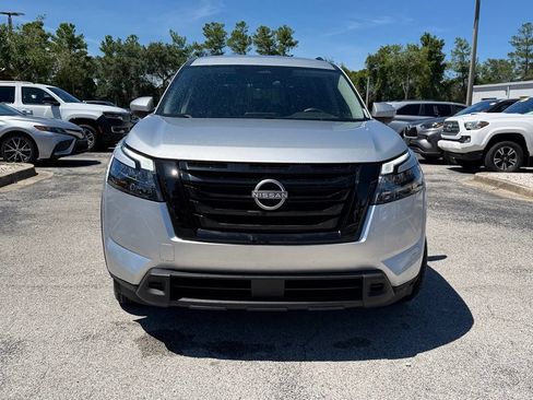 Used 2024 Nissan Pathfinder SV FWD image 2