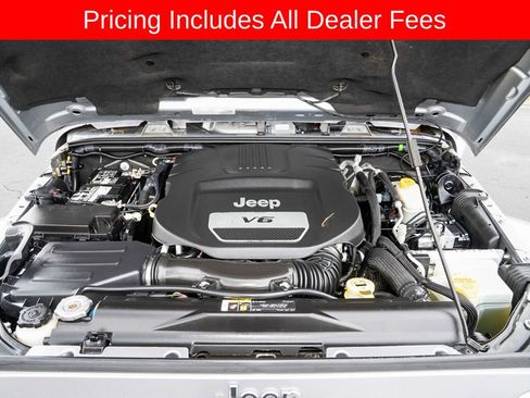 Used 2017 Jeep Wrangler Unlimited Sahara w/ Connectivity Group AWD/4WD image 19