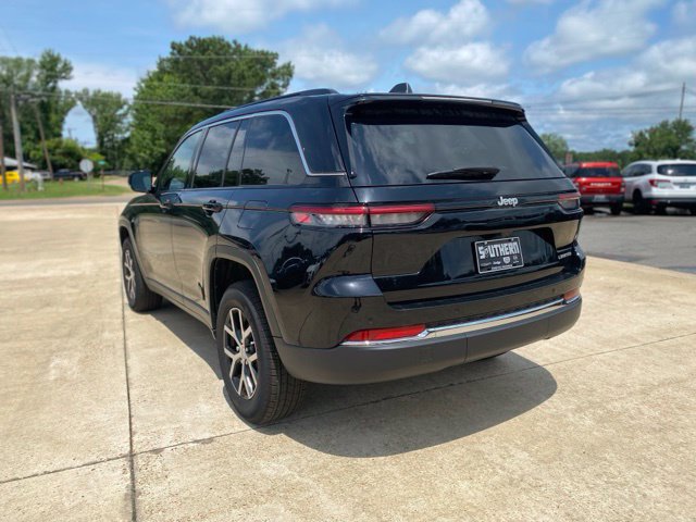 Used 2025 Jeep Grand Cherokee Limited RWD image 9