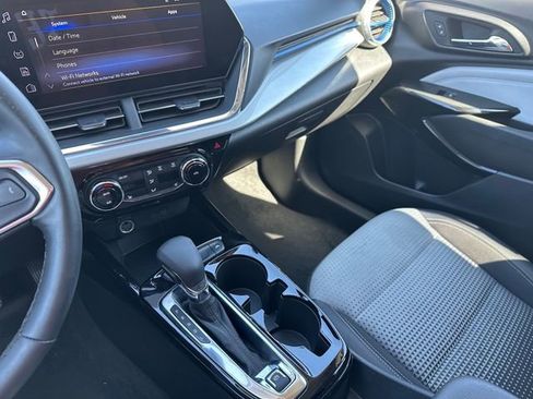 Used 2025 Chevrolet Trax LT w/ LT Convenience Package image 17