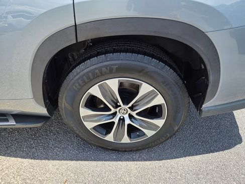 Used 2022 Toyota Highlander XLE FWD image 9