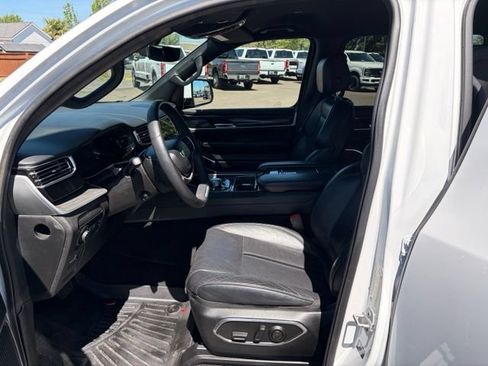 Used 2022 Jeep Wagoneer Series III AWD/4WD image 2