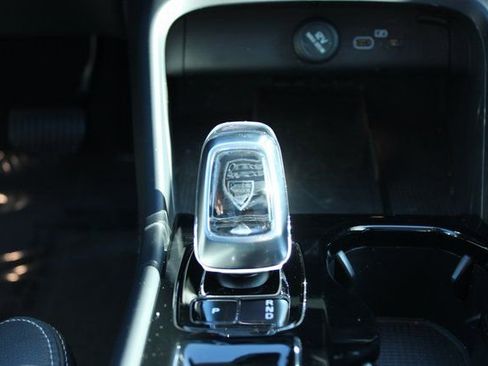 Used 2025 Volvo XC40 B5 Plus image 19