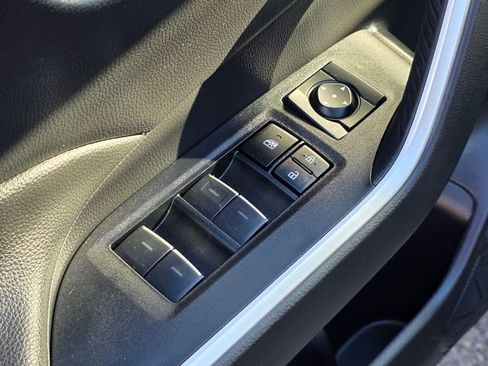 Used 2022 Toyota RAV4 XLE Premium image 21