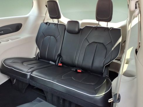 Used 2023 Chrysler Pacifica Limited FWD image 7