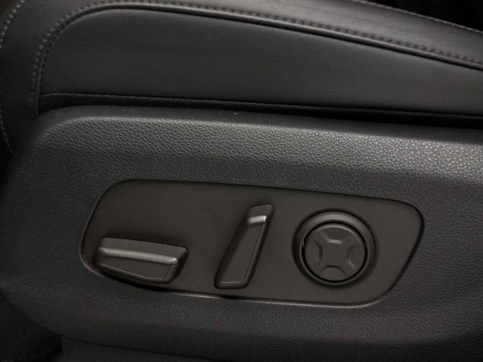 Used 2025 Kia Carnival EX FWD image 29