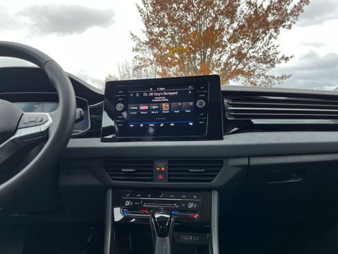 Used 2025 Volkswagen Jetta SE image 21