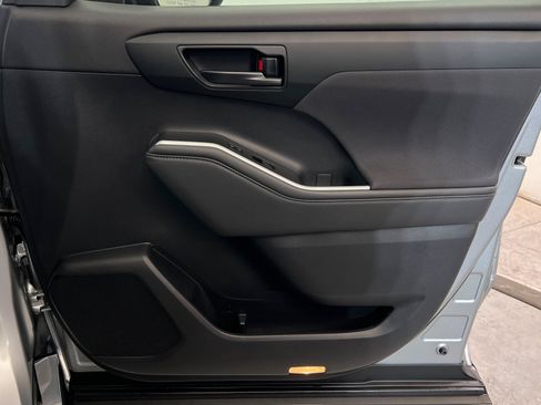 Used 2022 Toyota Highlander LE image 25