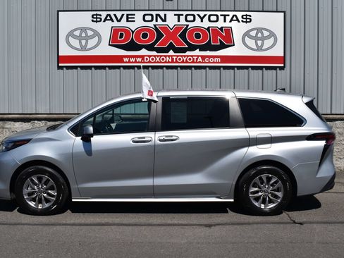 Certified 2024 Toyota Sienna LE AWD/4WD image 4