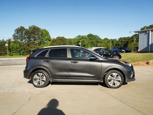 Used 2022 Kia Niro EX w/ Cold Weather Package FWD image 3