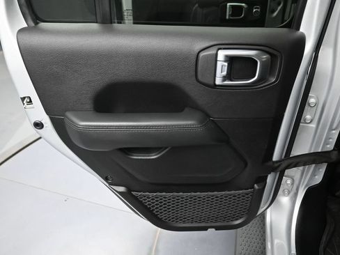 Used 2022 Jeep Wrangler Unlimited Sahara AWD/4WD image 27