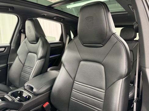 Certified 2023 Porsche Cayenne Platinum Edition image 5