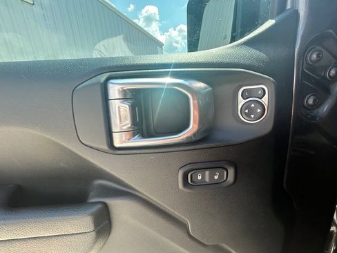 Used 2023 Jeep Gladiator Sport AWD/4WD image 9