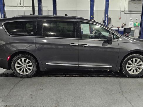 Used 2018 Chrysler Pacifica Touring-L image 3