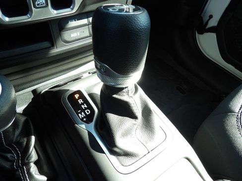 Used 2018 Jeep Wrangler Unlimited Sahara AWD/4WD image 20