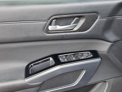 Used 2025 Nissan Pathfinder SL image 11