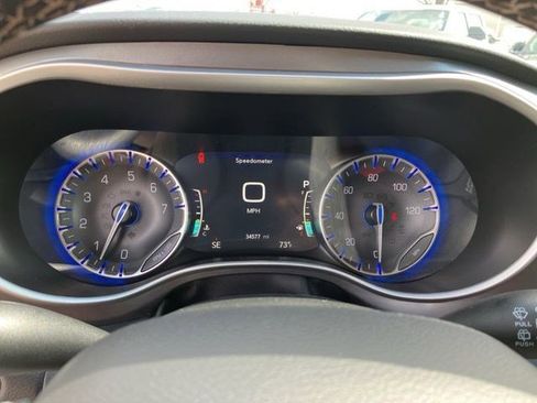 Used 2024 Chrysler Pacifica Touring-L FWD image 17