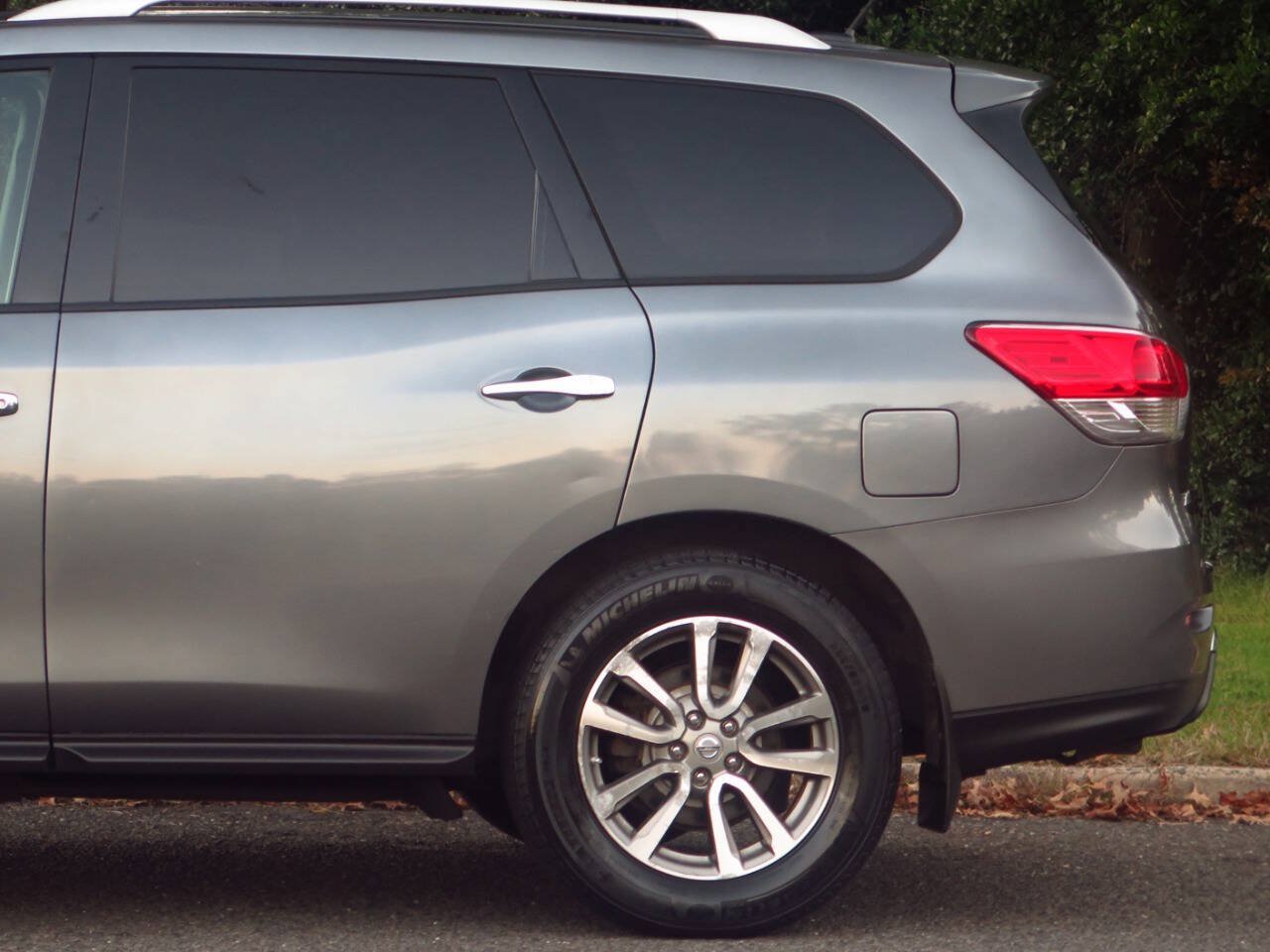Used 2015 Nissan Pathfinder SV w/ Trailer Tow Package FWD image 27