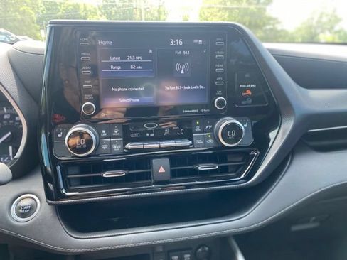 Used 2021 Toyota Highlander XSE FWD image 19