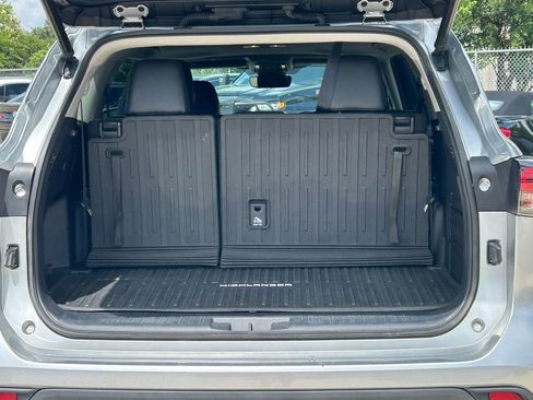 Used 2021 Toyota Highlander XLE FWD image 15