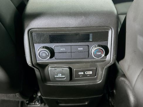 Used 2023 GMC Acadia SLT image 28