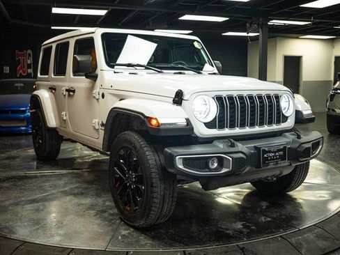 Used 2025 Jeep Wrangler Unlimited Sahara w/ Safety Group AWD/4WD image 5