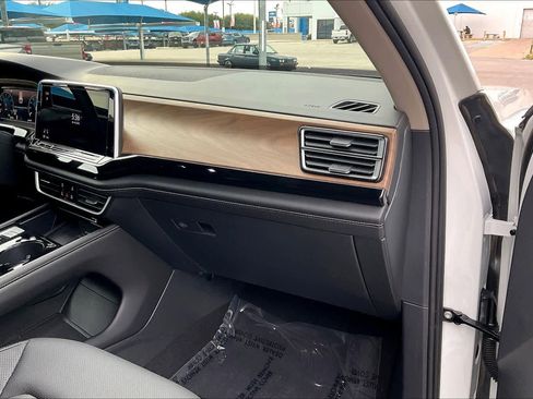 Used 2024 Volkswagen Atlas SE image 18