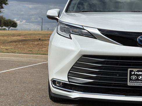 Certified 2023 Toyota Sienna Limited FWD image 22