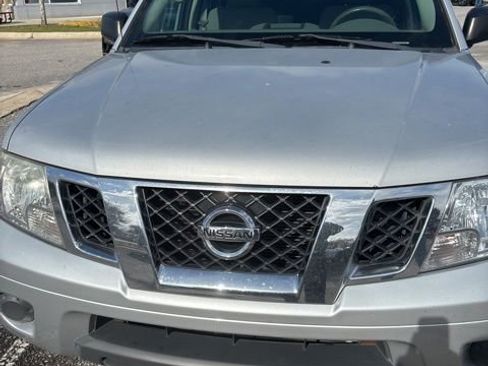 Used 2018 Nissan Frontier SV image 2