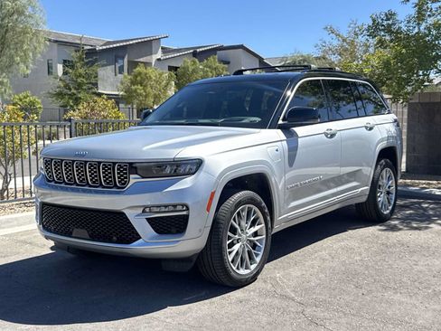 Used 2024 Jeep Grand Cherokee Summit w/ Advanced Protech Group IV AWD/4WD image 4