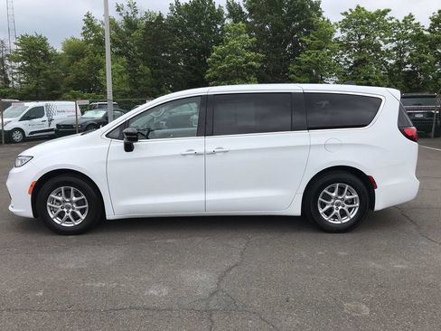 Used 2024 Chrysler Pacifica Touring-L FWD image 2