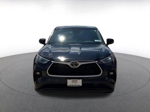 Used 2025 Toyota Highlander LE FWD image 4