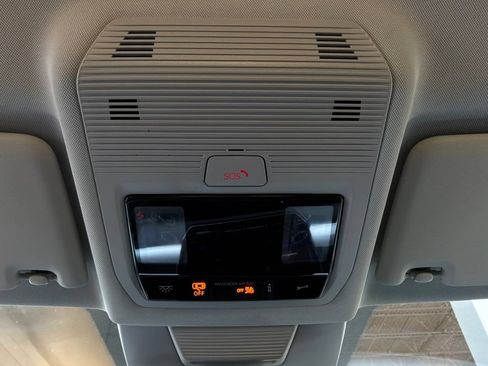 Used 2026 Volkswagen Tiguan SE FWD image 17