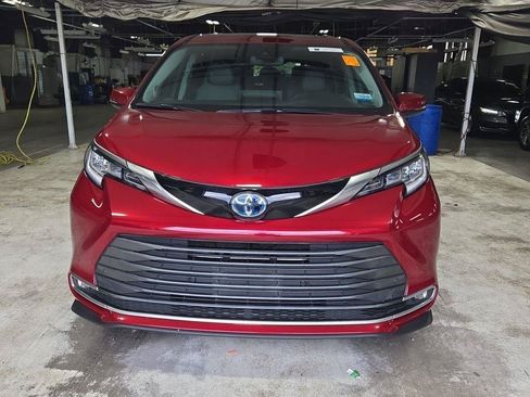 Used 2023 Toyota Sienna Limited FWD image 2