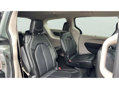 Used 2024 Chrysler Pacifica Touring-L FWD image 17