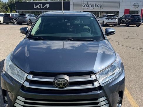 Used 2018 Toyota Highlander Plus w/ Carpet Mat Package (TMS) AWD/4WD image 2