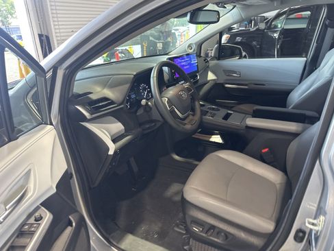 Used 2025 Toyota Sienna XLE w/ XLE Plus Package FWD image 7