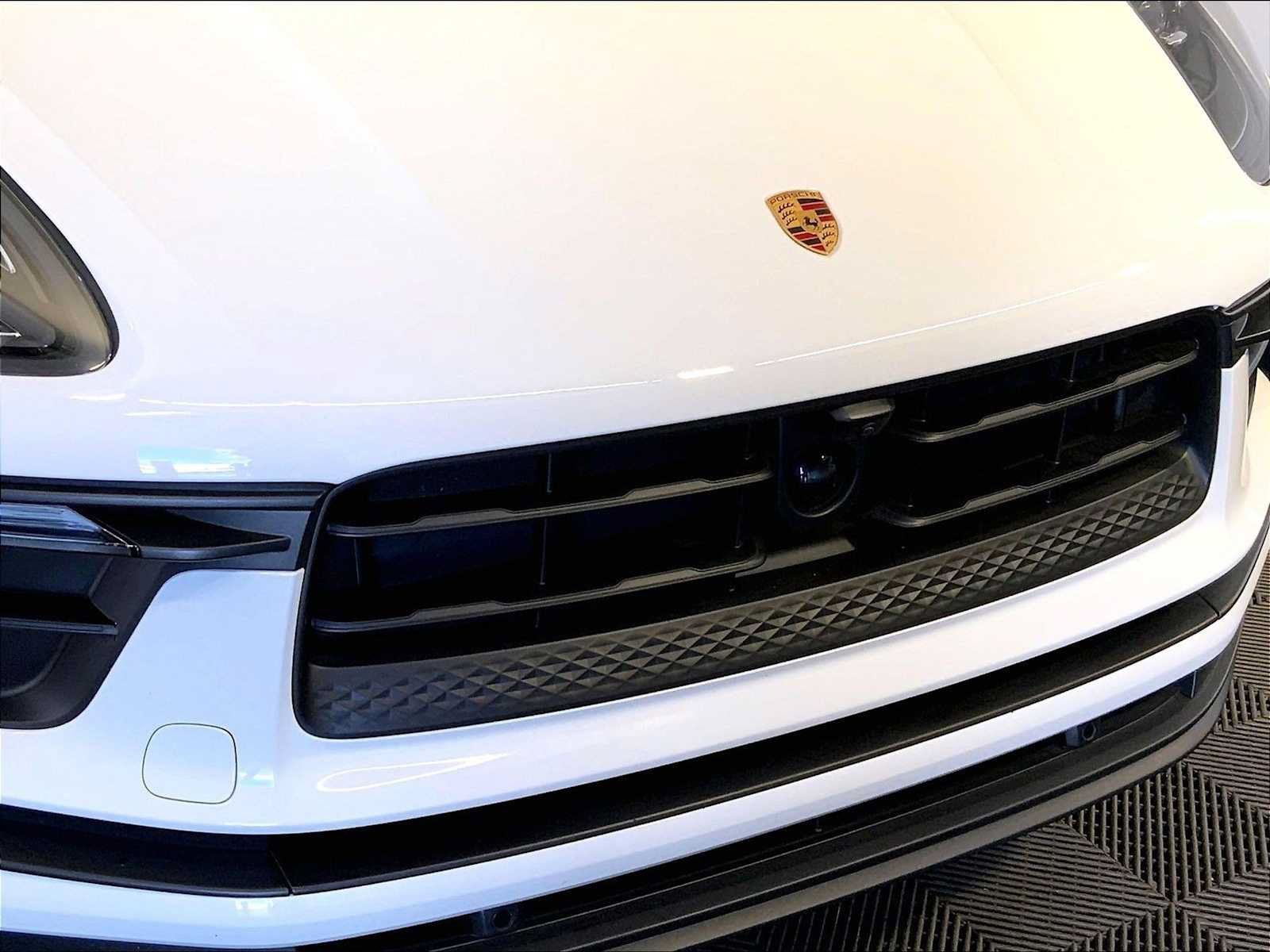 Certified 2024 Porsche Macan AWD/4WD image 34
