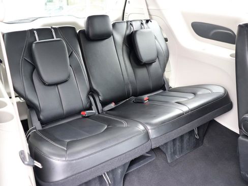 Used 2024 Chrysler Pacifica Touring-L FWD image 14