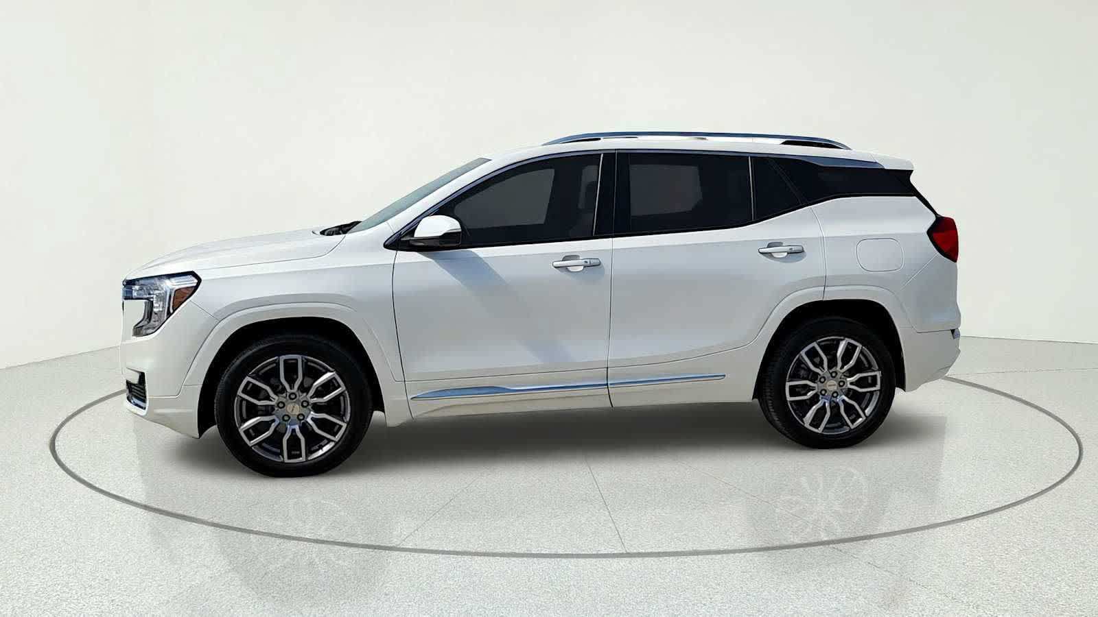 Used 2023 GMC Terrain Denali w/ Denali Premium Package AWD/4WD image 4